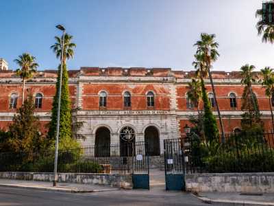 ...circondato da una scura cancellata in ferro